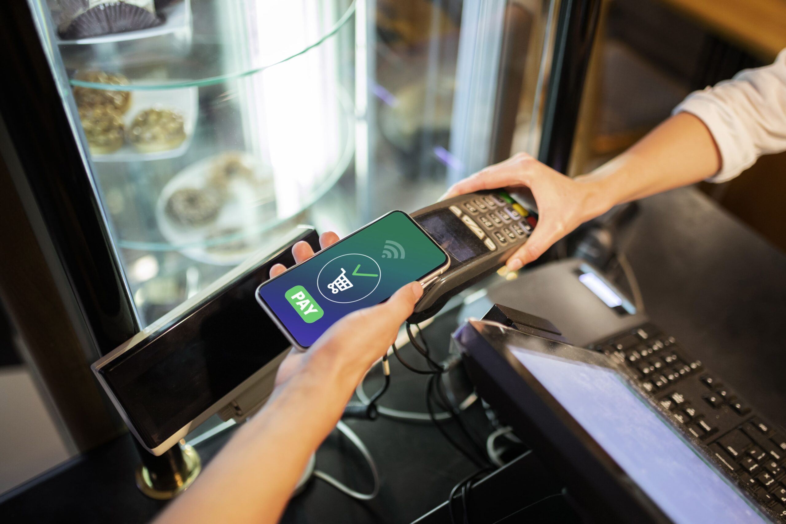 close-up-hand-paying-with-smartphone-min stacionárny POS terminál